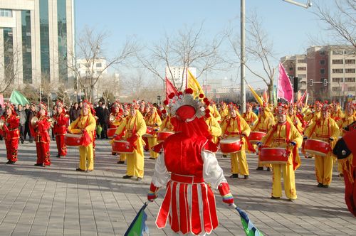 酒泉市2011年元宵節(jié)社火匯演期間，部分社火隊(duì)來公司拜年