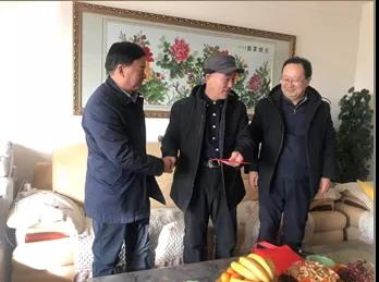 敦煌種業(yè)領導看望慰問公司老干部、老黨員及困難黨員職工
