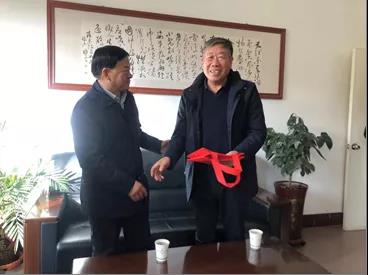 敦煌種業(yè)領導看望慰問公司老干部、老黨員及困難黨員職工