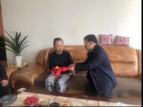 敦煌種業(yè)領導看望慰問公司老干部、老黨員及困難黨員職工