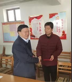 敦煌種業(yè)領導看望慰問公司老干部、老黨員及困難黨員職工
